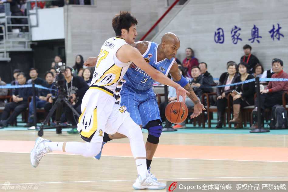 孙悦面对防守，从容不迫地跳投出手，那飘逸的身姿和柔和的手感，是他标志性的进攻利器。