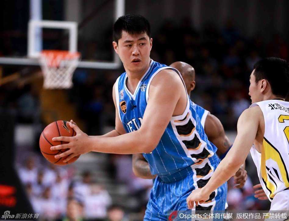 北京队众将围在一起，肩并着肩，那坚毅的目光和团结的氛围，只为共同捍卫主场的荣耀。