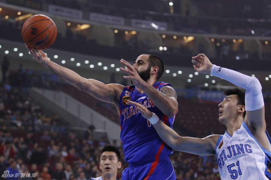 京城篮球铁血记忆 方硕眼观六路,在行进间送出精准的背后秒传,撕开对手防线。