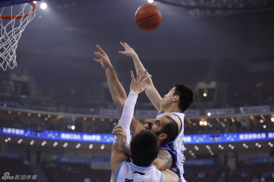 京城篮球铁血记忆 闵鹿蕾手握战术板神情专注,向弟子们面授机宜布置关键一攻。