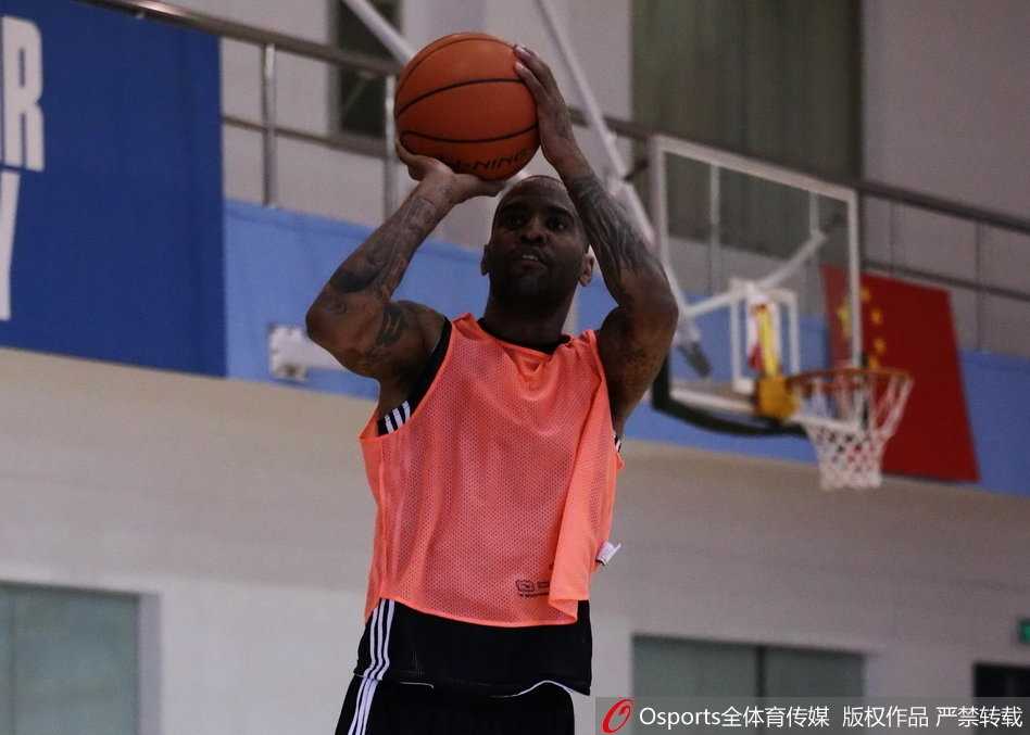 夕阳的余晖拉长了球员们离场的影子，他们背着行囊，汗湿的球衣证明着刚才的拼搏。虽然只是普通的一堂训练课，但每一个离开的背影都显得无比坚定，他们知道，真正的战斗即将开始。