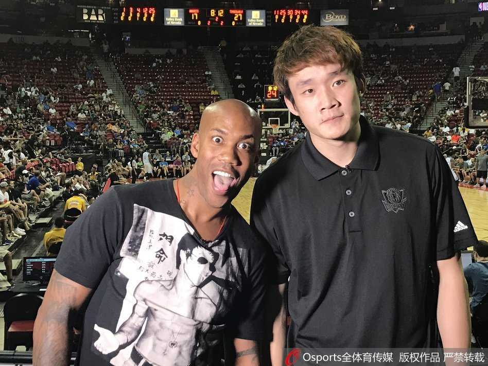 目光坚毅的丁彦雨航身披小牛战袍，在夏季联赛的赛场上与满脸笑意的马布里轻松攀谈，身后是喧嚣的看台，两人仿佛在交流着赛场心得。