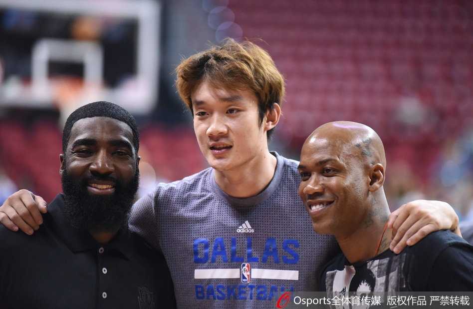 小牛队教练组成员山姆高德也加入了这场赛前小聚，三人并肩站立，丁彦雨航居中，像是一座连接着过去与未来的桥梁。