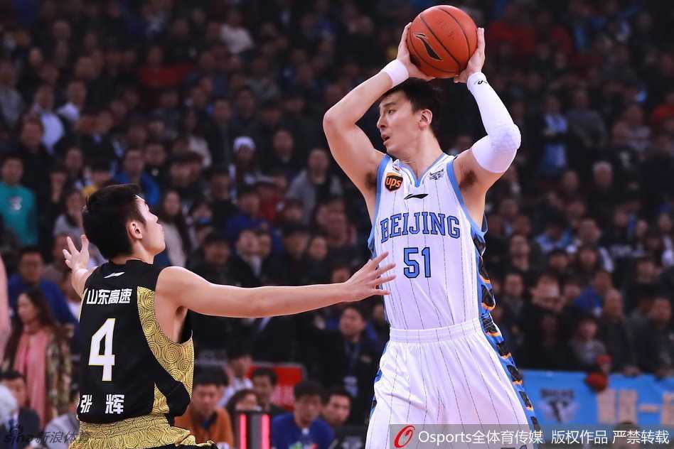 段江鹏面对补防高高跃起，在空中滞空对抗后完成上篮，展现出色的腰腹力量。