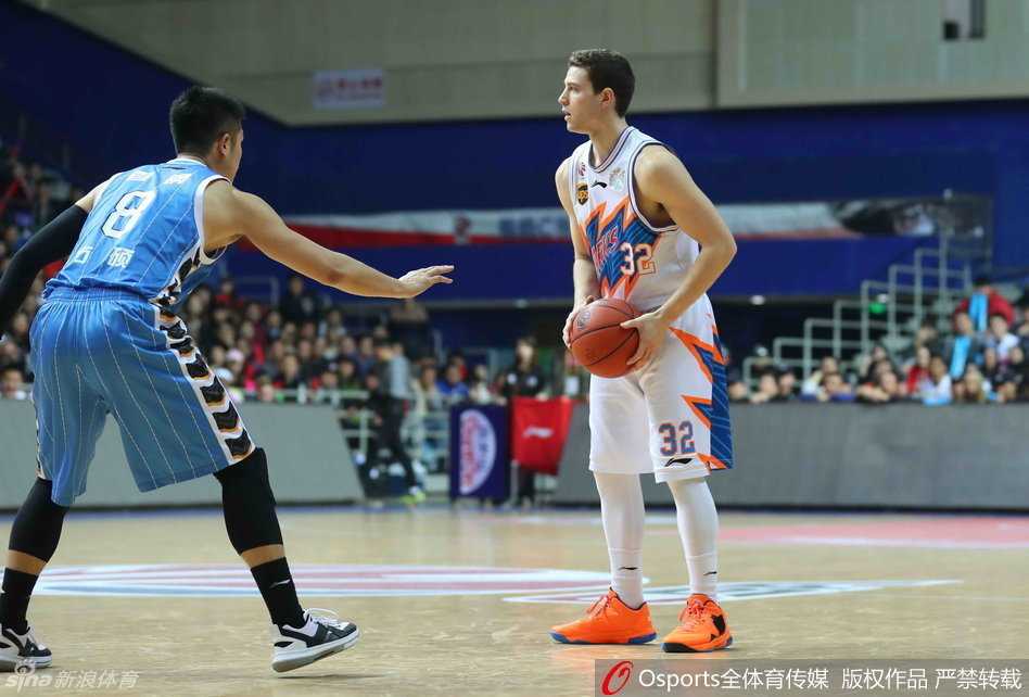 场边的闵鹿蕾指导神情激动地指挥战斗，他挥舞着手臂调动全队防守，这是属于冠军教头的霸气。