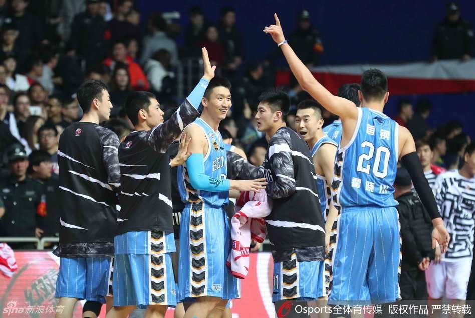 马布里跳起分球，他在空中舒展身体，面对上海队的严密包夹，依然冷静地将球传给位置更好的队友。