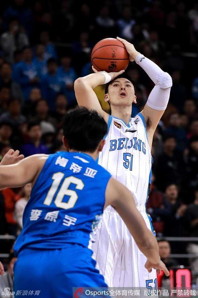 马布里在人群中闲庭信步般控球寻找战机，经典的运球姿势预示着下一次致命助攻的到来。