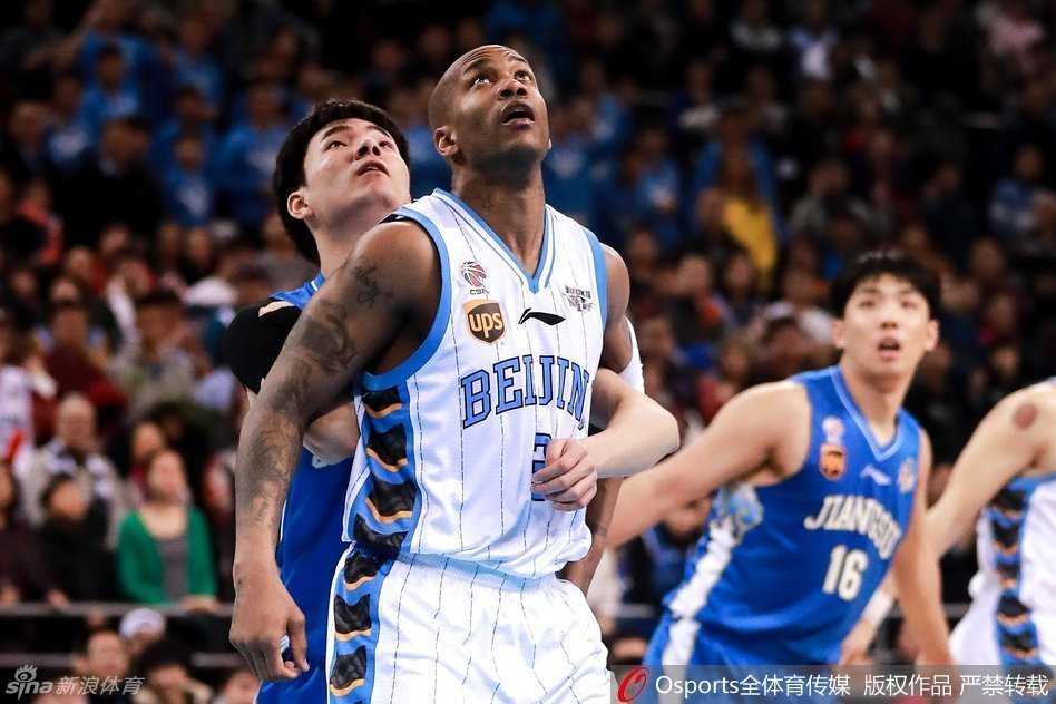 孙悦如大鹏展翅般高高跃起，上演双手大力灌筐，这一扣宣泄着积蓄已久的激情。