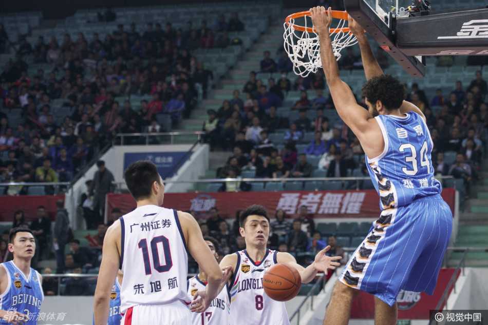 马布里坚毅地盘踞在后场，那双深邃的眼眸如同猎鹰般扫视全场，仿佛在无声地宣告：这里是他的领地，不容任何人侵犯。