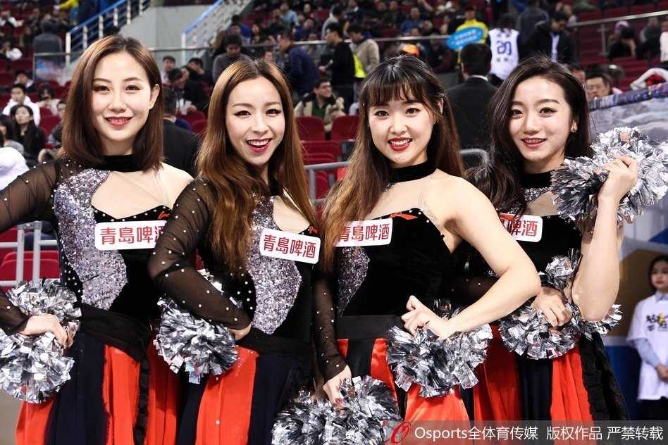 在五棵松聚光灯下，篮球宝贝们扎着利落的马尾，随着强劲的鼓点整齐地律动，她们充满活力的身姿瞬间点燃了全场球迷的热情。