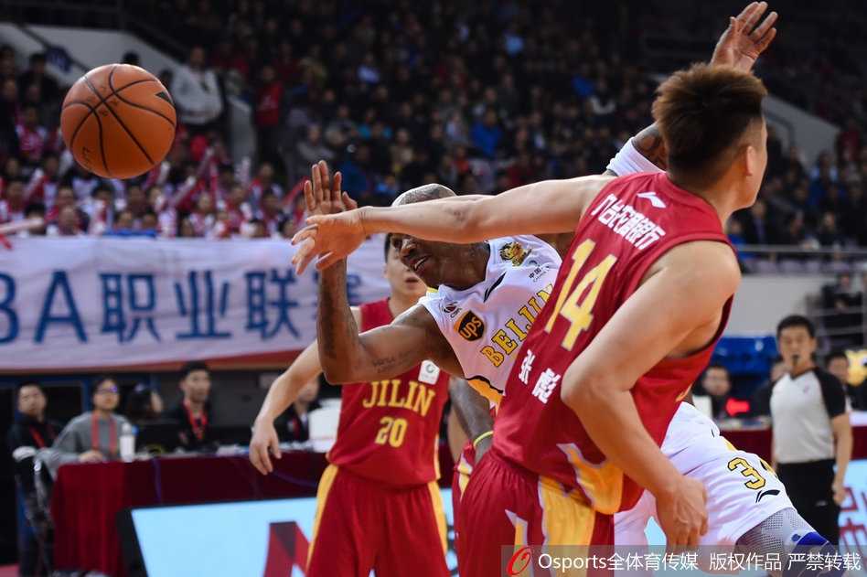 阿巴斯抢下关键篮板后高高跃起，轻舒猿臂将球放入篮筐，动作舒展写意，仿佛在演奏一曲胜利的乐章。