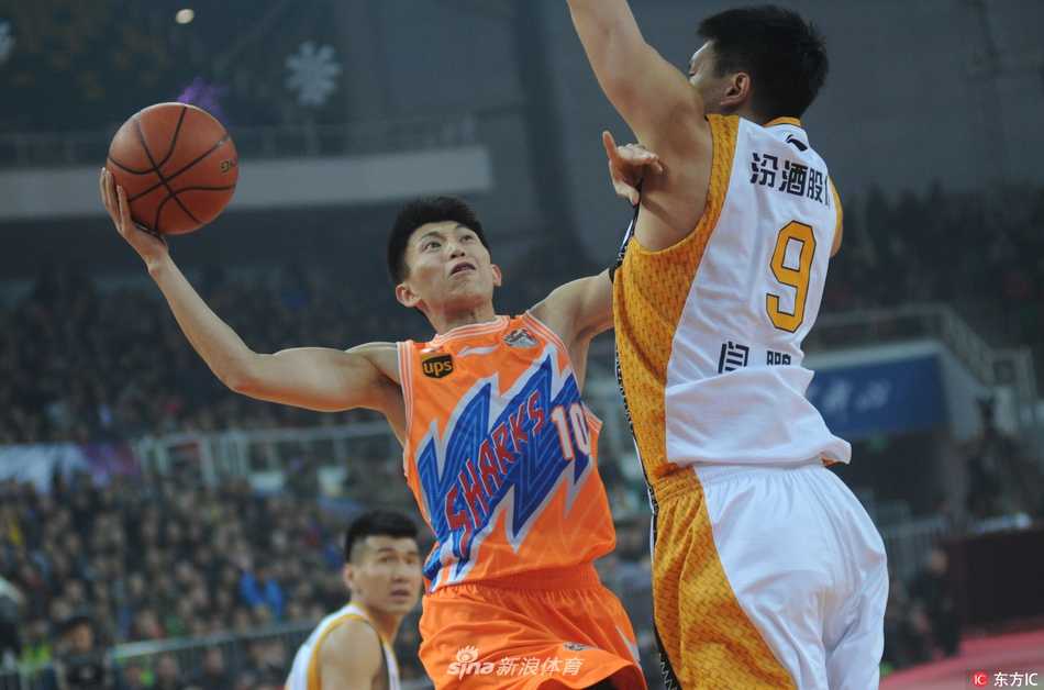 首钢男篮新援见面会上，刘晓宇面带微笑与球迷互动，他即将穿上的不仅是新队服，更是京城球迷沉甸甸的期望。