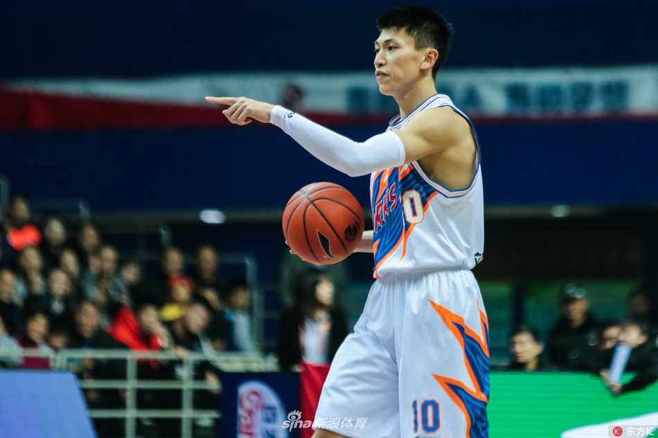 训练场上挥汗如雨，刘晓宇专注地练习投篮，每一次出手都是为了在新东家证明自己，回应所有期待。