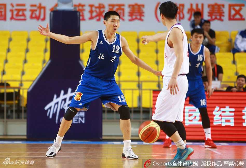 北京后卫方硕运球观察，眼神犀利，面对严防死守准备随时发动致命一击