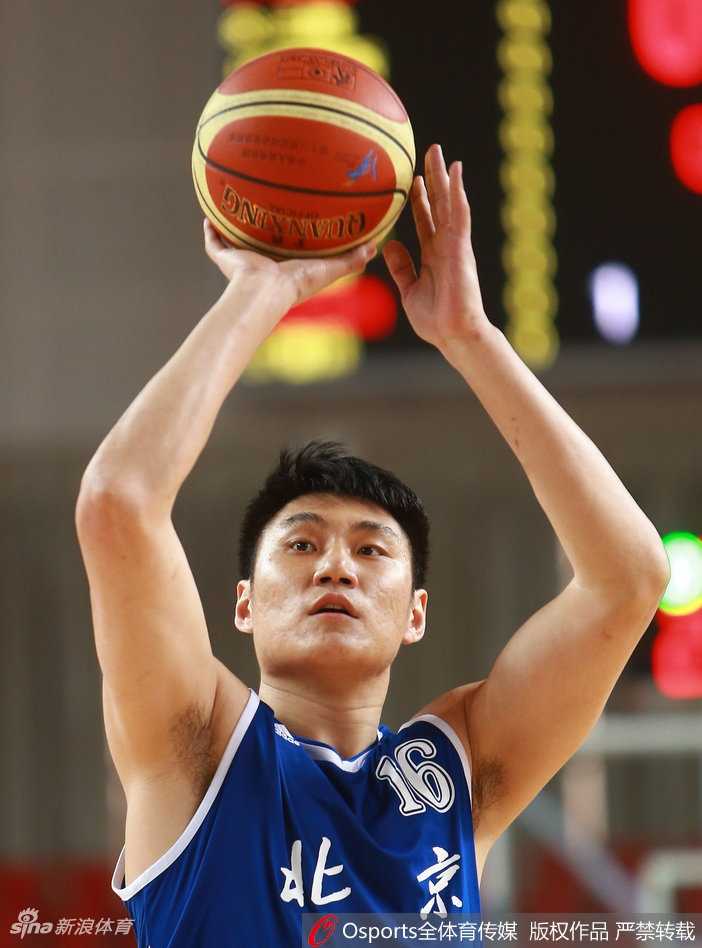 常林面对黑龙江队内线严防，依然强硬篮下强起，肌肉碰撞的火花清晰可见