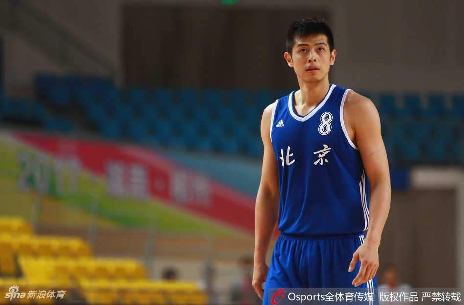 吉喆与队友击掌后露出标志性笑容，那份属于老大哥的温暖与从容感染全场