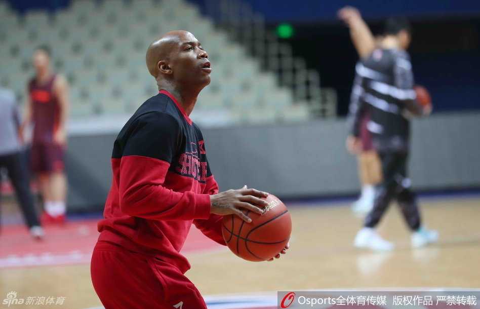 方硕持球高速突破，犹如一把尖刀直插腹地，预示着北京首钢后卫线的传承与未来。