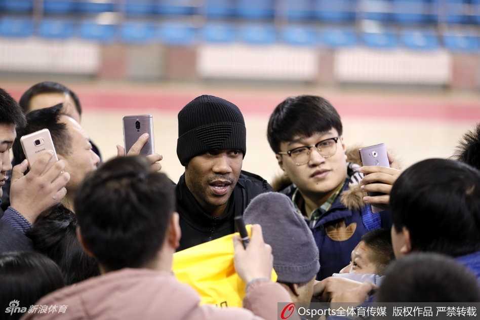 邹雨宸在低位要球，面对防守人强硬卡位，肌肉线条分明，展现了内线悍将的扎实基本功和统治力。