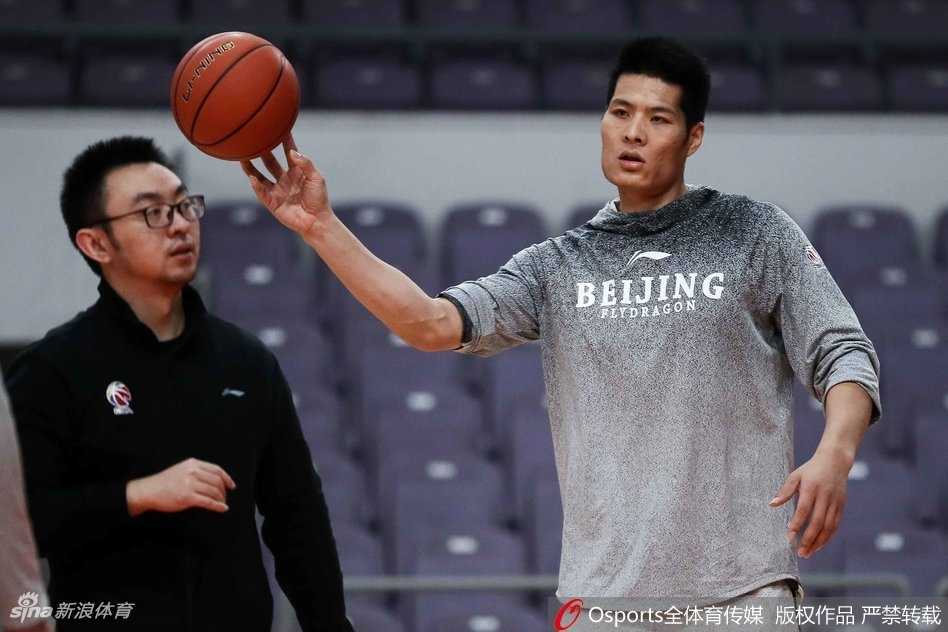 马布里在训练间隙客串教练，向年轻球员面授机宜，将经验在无声中传递。