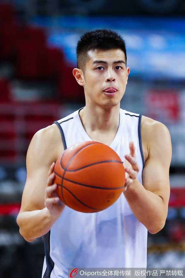 翟晓川在训练中奋力上篮，展现出色的身体素质和核心力量