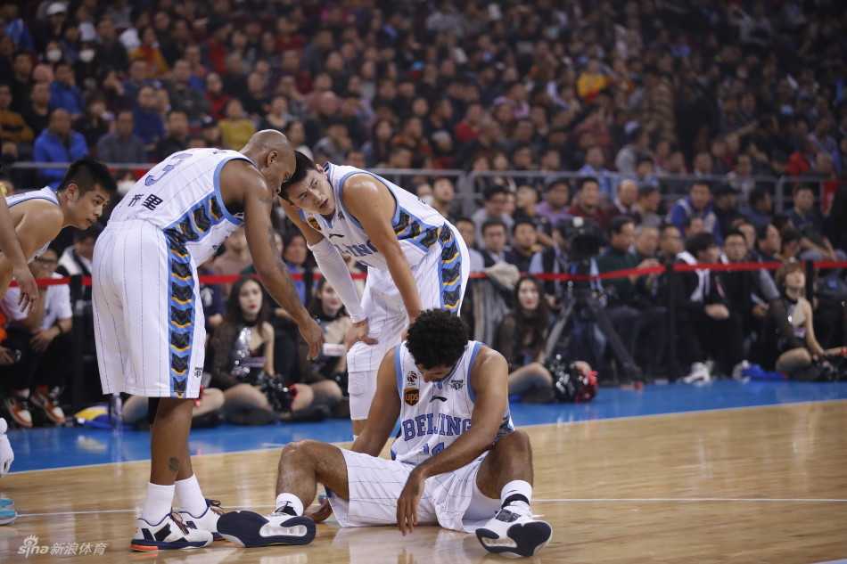 杰瑞特大帽希姆斯，指尖几乎触碰到篮板下沿，他用铁血防守证明了自己绝非等闲之辈