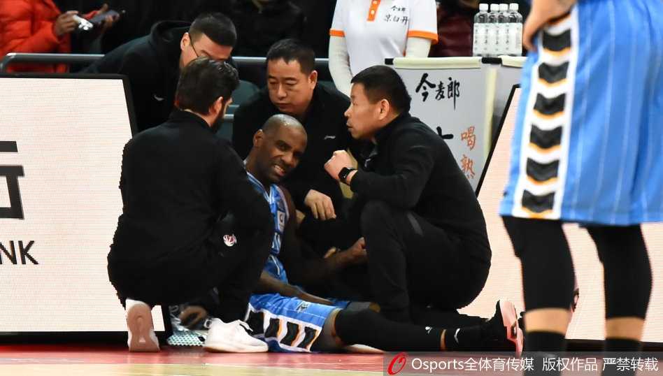 广州龙狮与北京首钢的比赛开场瞬间，双方球员激烈拼抢，场馆内气氛紧张热烈