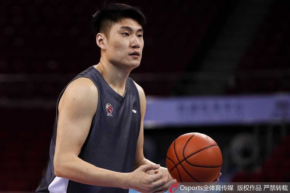 队友投篮训练时，刘晓宇站在篮下准备抢篮板，他微微抬头，目光紧追旋转的篮球，神情轻松自若，与队友间的默契在无声中流淌。