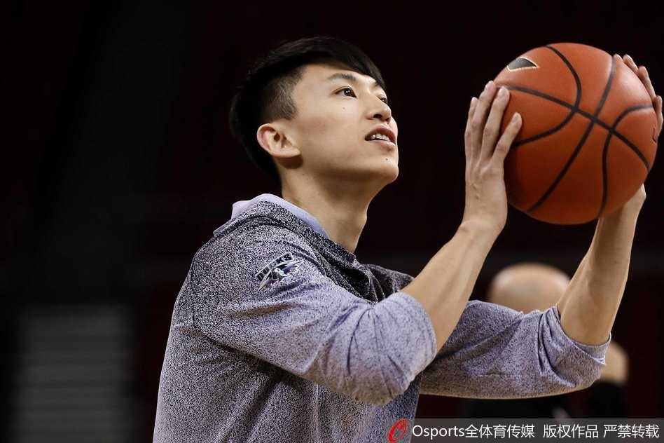 主教练雅尼斯在场边双手拢在嘴边，大声向场内队员传达战术指令，神情专注而严肃，刘晓宇和方硕等队员则认真聆听，场上场下凝聚一心。