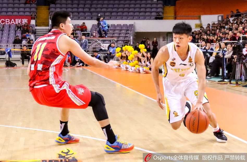 杨敬敏底角扬手三分命中，球在空中划过完美弧线，他的右手仍保持着投篮出手后的优雅姿势。