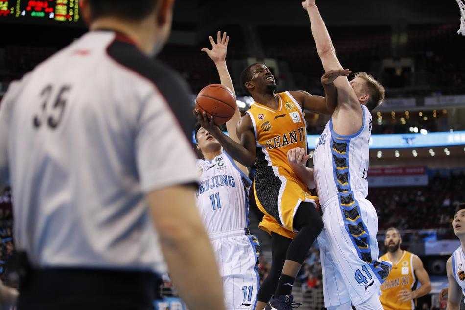 小外援杰克逊如精灵般穿梭于防线之间，面对山西外援沃伦的贴身紧逼，他眼神坚毅，用华丽的胯下运球寻找着突破的杀机。