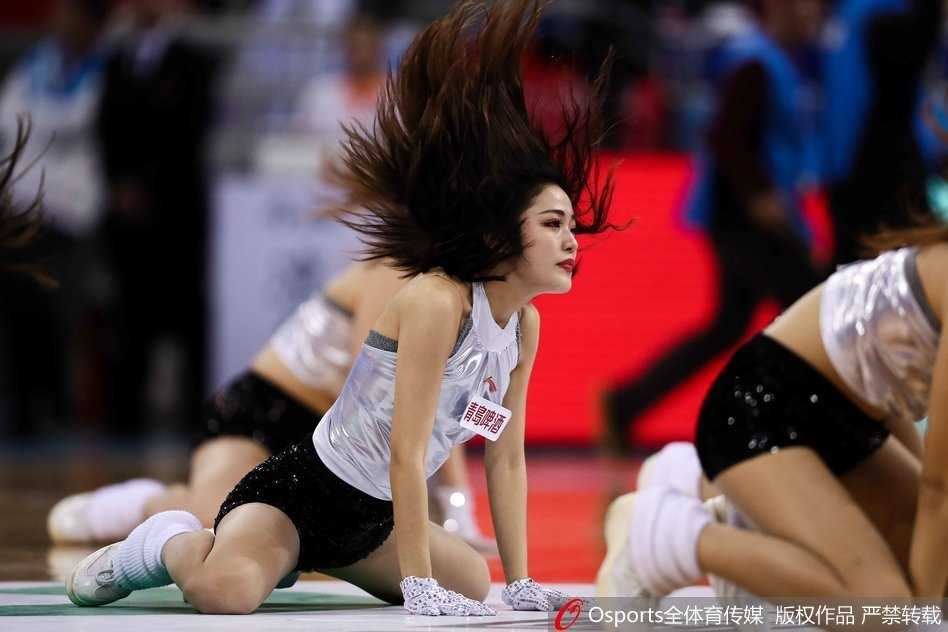 中场休息时，篮球宝贝们换上红白相间的活力装束，手持彩球摆出欢快的舞蹈造型，她们灿烂的笑容和热情的互动，让紧张的赛事氛围得到了温柔的舒缓