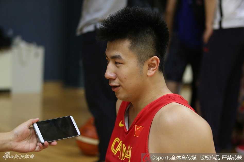 赵继伟与王子瑞并肩而行，两人侧头低语，脸上带着淡淡的微笑，训练后的放松时刻，他们仍在交流着球场上的心得，兄弟篮球的情谊在无声中流淌。