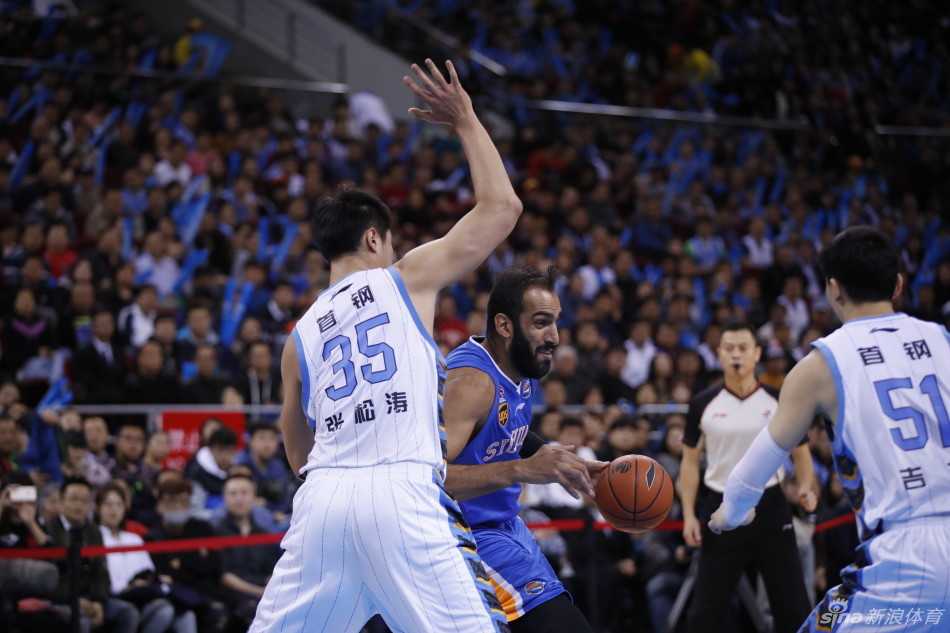 马布里痛苦倒地后，面部表情极为焦急，他拍打着地板，不是因为疼痛难忍，而是因为担心自己无法继续留在场上战斗。