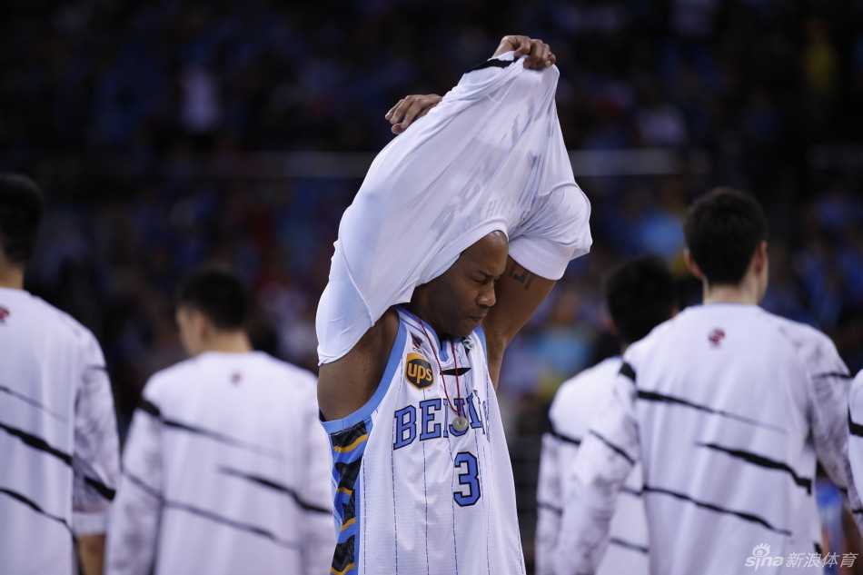 在比赛陷入僵局时，双方球员发生口角，四川队球员与北京队员形成对峙局面，场面一度失控，裁判赶忙冲入人群试图平息火气。