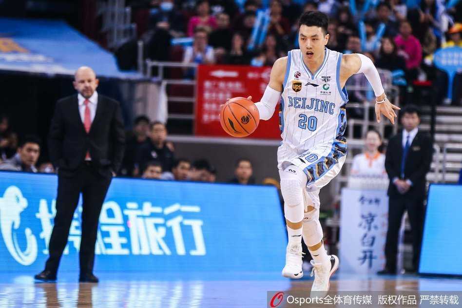 四川队外援迪奥古在篮下强攻，尽管遭遇北京队多人包夹防守，他依然凭借强壮的身体将球放进篮筐，空砍41分难救主。