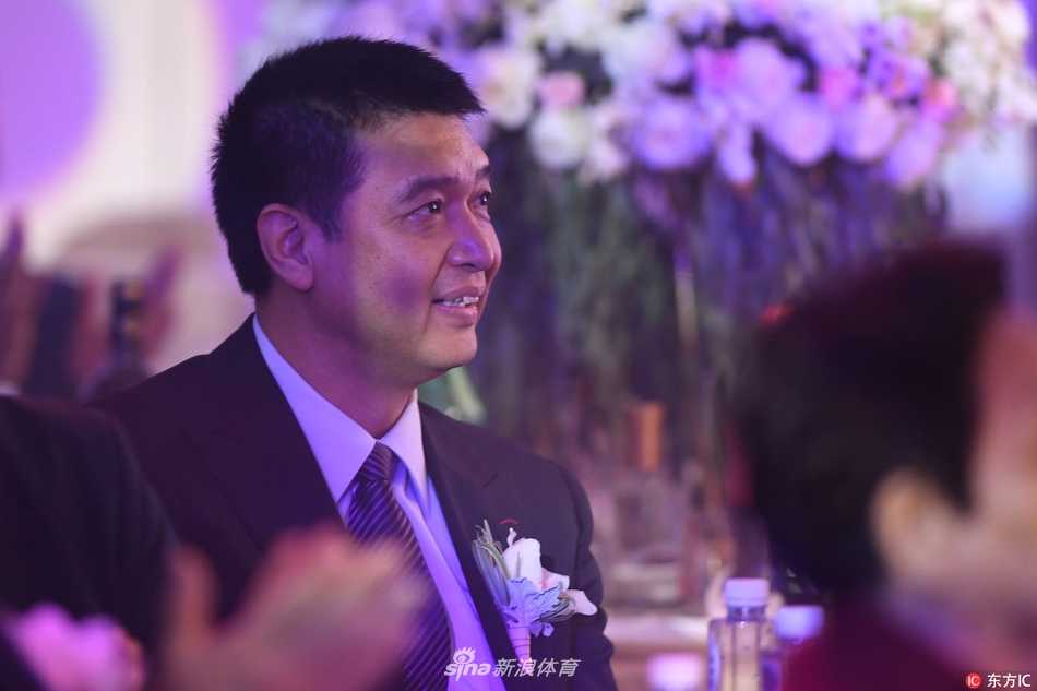 新娘杨思雨一袭洁白拖尾婚纱，妆容精致，气质温婉，她挽着父亲的手臂，准备走向人生的新阶段，脸上洋溢着幸福甜美的微笑。