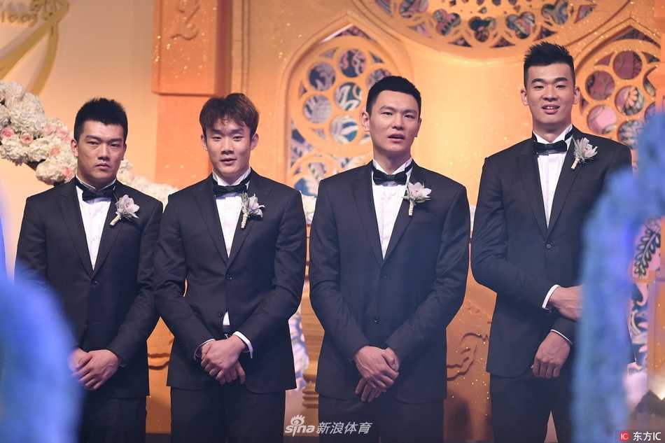 在浪漫的婚礼舞台上，翟晓川轻轻掀起新娘的头纱，两人四目相对，眼神中充满了对彼此的疼爱与对未来生活的无限向往。