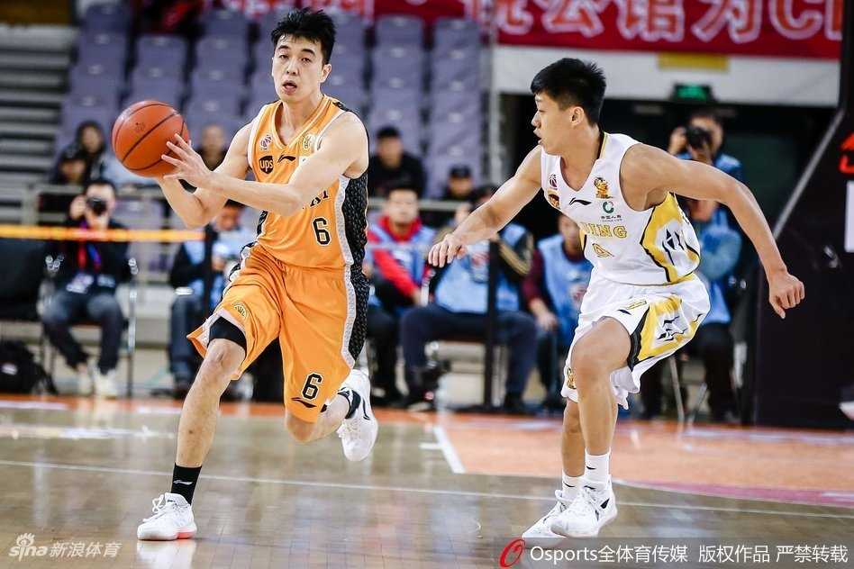 赛后，北控全体球员在更衣室内围成一圈，将手叠在一起，齐声高喊加油鼓劲