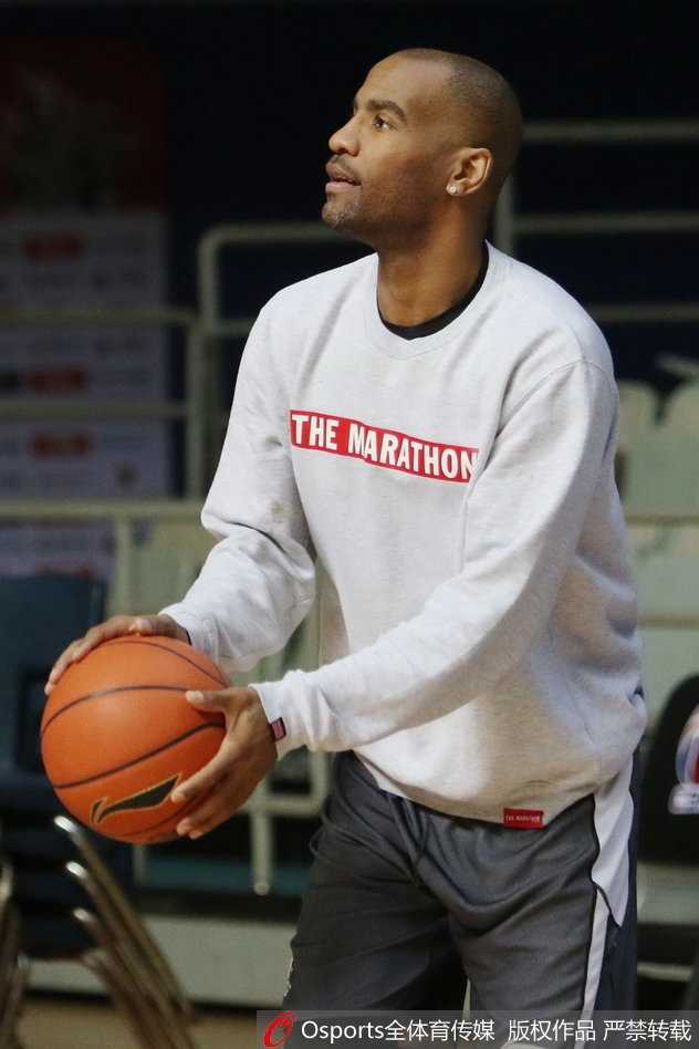 主教练雅尼斯双手插兜站在场边，眉头紧锁紧盯场上局势，时不时大声呼喊向队员传达最新的战术指令