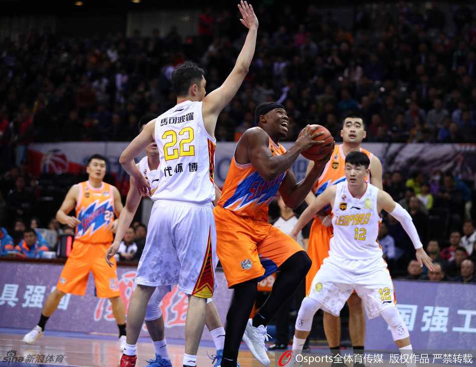 张兆旭在对方内线头顶生生摘下篮板，随即双臂挂框暴扣，力量感十足，仿佛将篮筐都要拽下