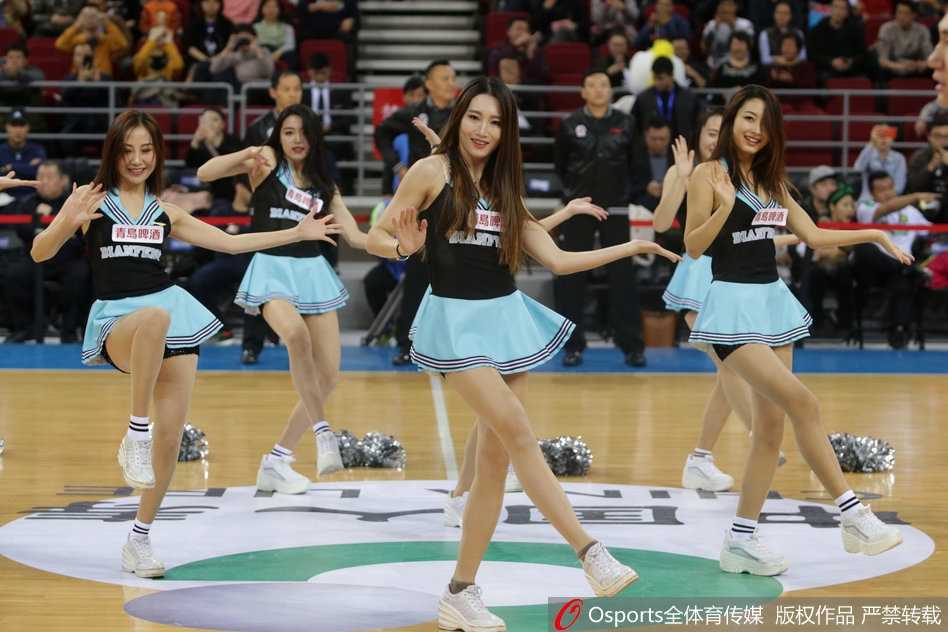 表演尾声，篮球宝贝们集体向观众致意，她们脸上洋溢的灿烂笑容与看台上挥舞的荧光棒交相辉映，定格成五棵松体育馆里最温馨的一幕。