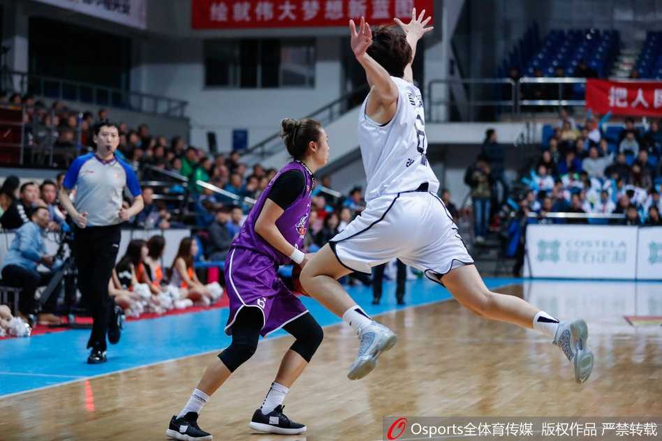 北京队球员高颂在三分线外果断出手，篮球在空中划出优美弧线，她本场手感滚烫贡献19分。