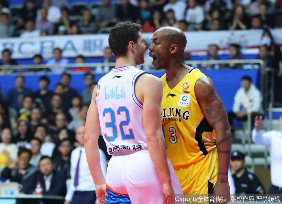 马布里眼神如刀，狠狠切下弗雷戴特手中的篮球，动作强硬不留情面