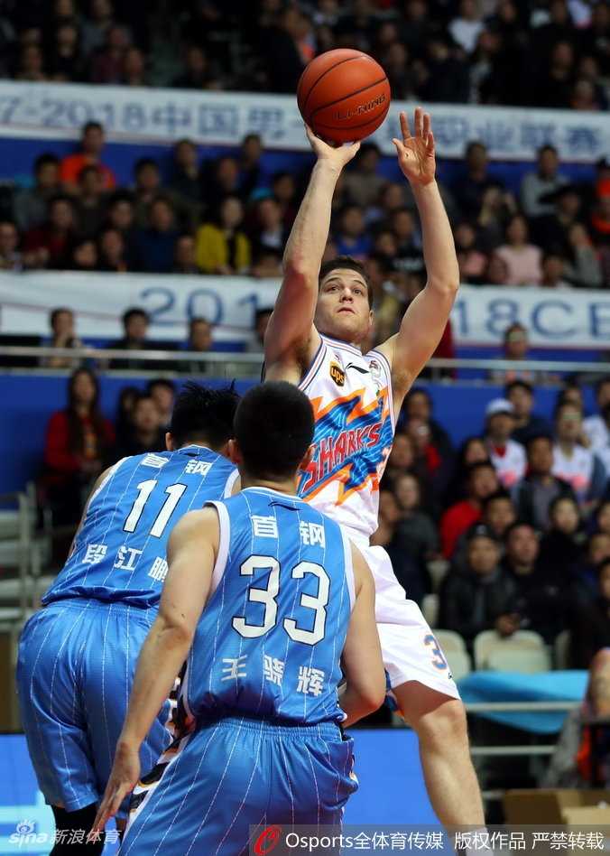 王骁辉出手瞬间眼神坚毅，皮球从指尖飞出的轨迹仿佛带着火焰，全场目光追随它在空中划出决胜弧线。