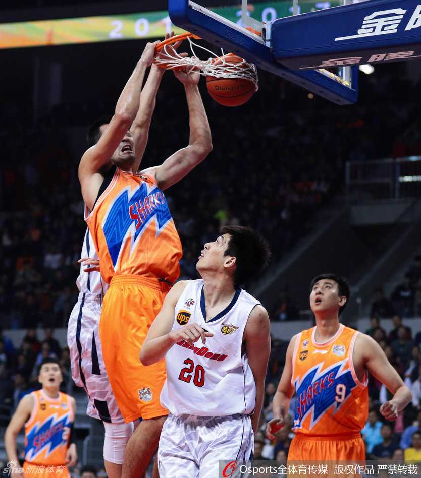 队长周鹏如同出鞘的利剑，运球加速变向，硬生生从人缝中杀出一条血路，直逼篮下。