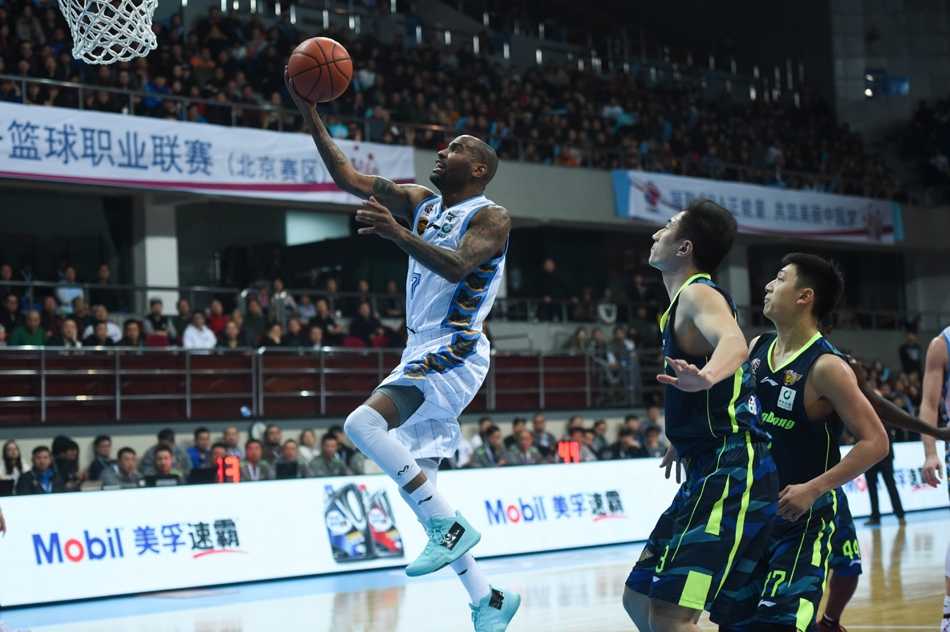 翟晓川在人群之中高高跃起，指尖轻轻一点，将弹框而出的皮球补进篮筐，这次压哨得分极大提振了全队士气。