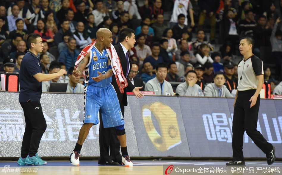 在一次激烈的身体对抗后，马布里与杨金蒙额头几乎相抵，双方怒目而视，周遭的队友和裁判急忙冲上前试图将这两位已经失去理智的球员分开。