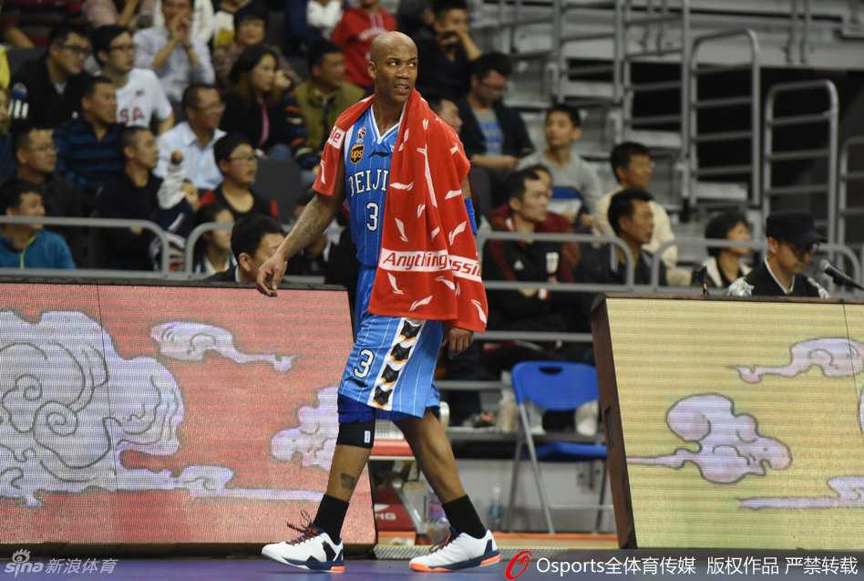 裁判员张开双臂，用身体作为屏障，竭尽全力将已经被队友拉住的马布里和依然情绪激动、试图冲上前讨要说法的杨金蒙隔开。