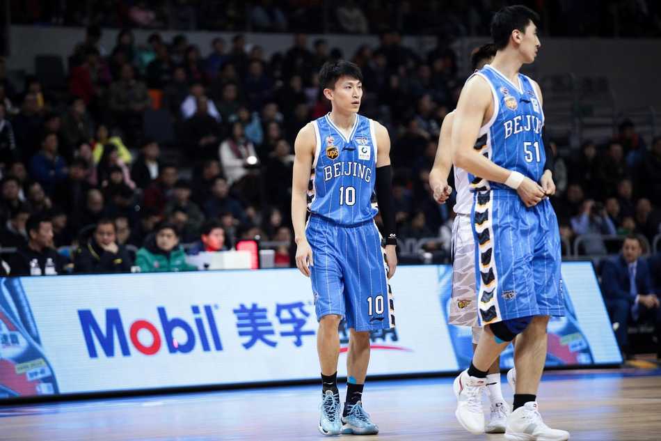 易建联在篮下遭遇北京队多人包夹，依然强行起跳，用实力捍卫禁区尊严。