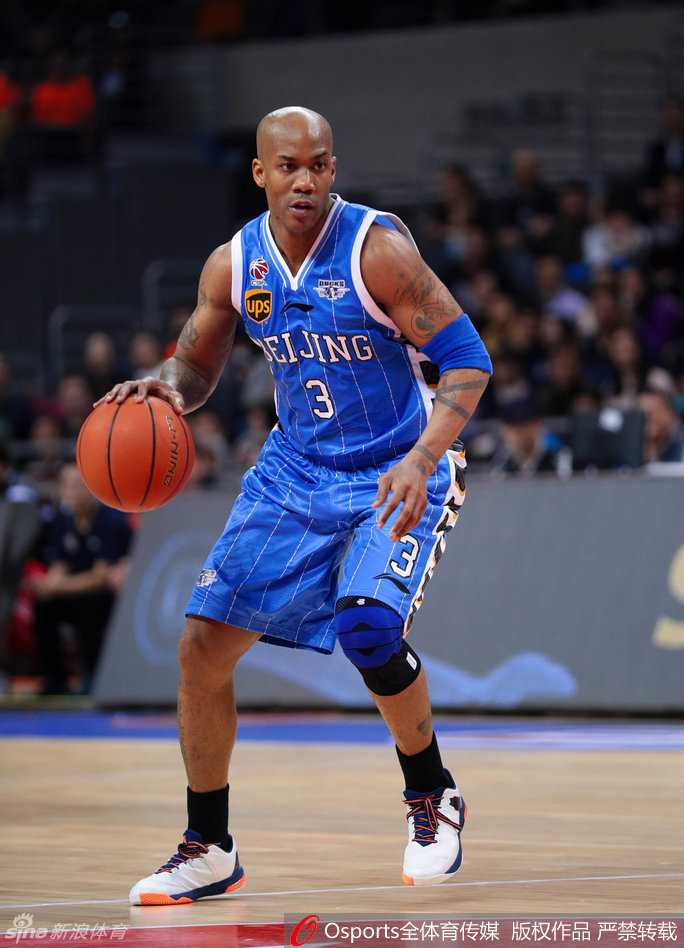 广东替补席上，主帅杜锋神情严峻地注视着场内，他丰富的肢体语言和经典表情，成为了场边一道独特的风景线，映射出比赛的紧张激烈。